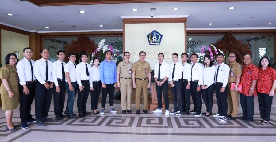 podiumnews.com-Wabup Suiasa Lepas 12 Tenaga Kerja Magang ke Jepang